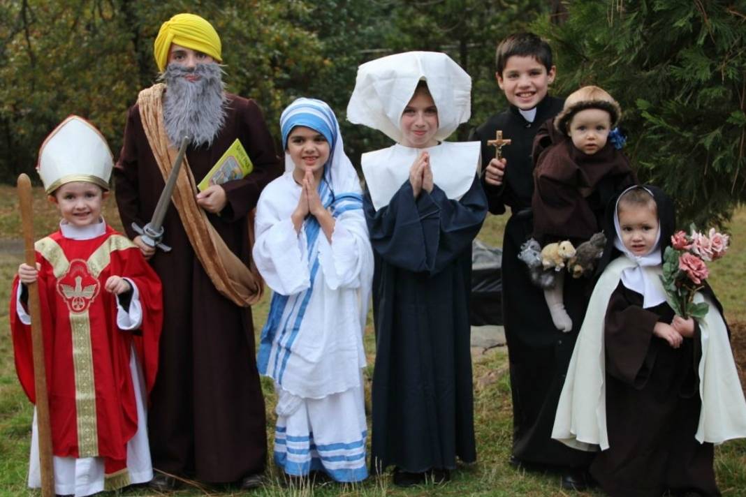 Fantasia infantil para o festival de halloween em casa. celebração